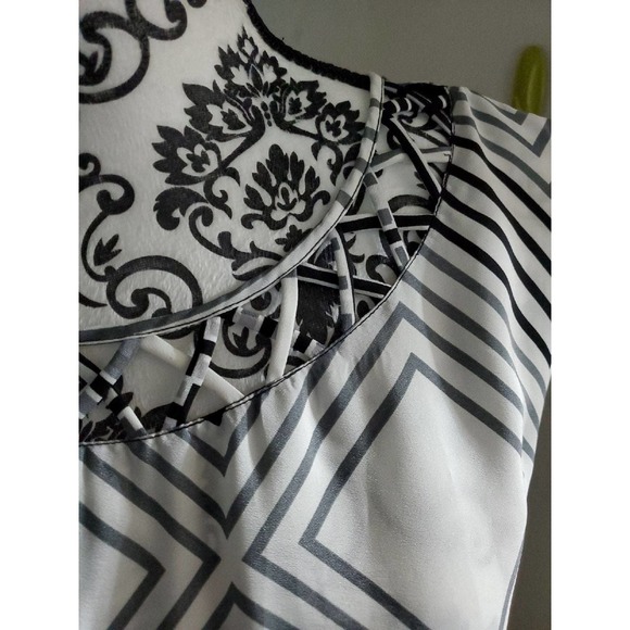 Bebop black and white print above-the-knee dress - Picture 2 of 4